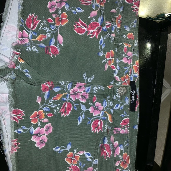 Shorts - Picture 3 of 4